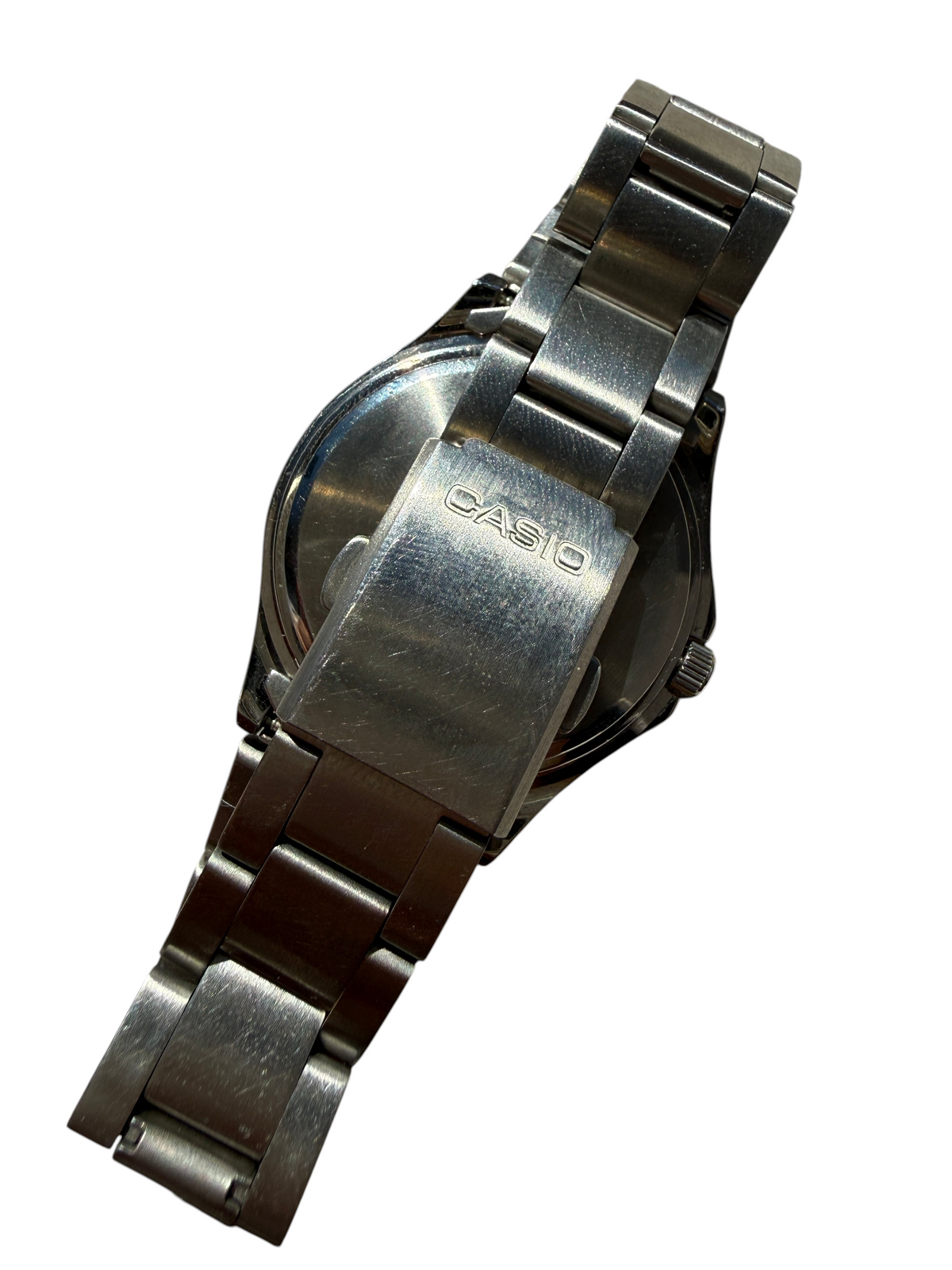 Montre vinqo.store Casio MTP-1240 en acier inoxydable avec fermoir gravé Casio vu de dos