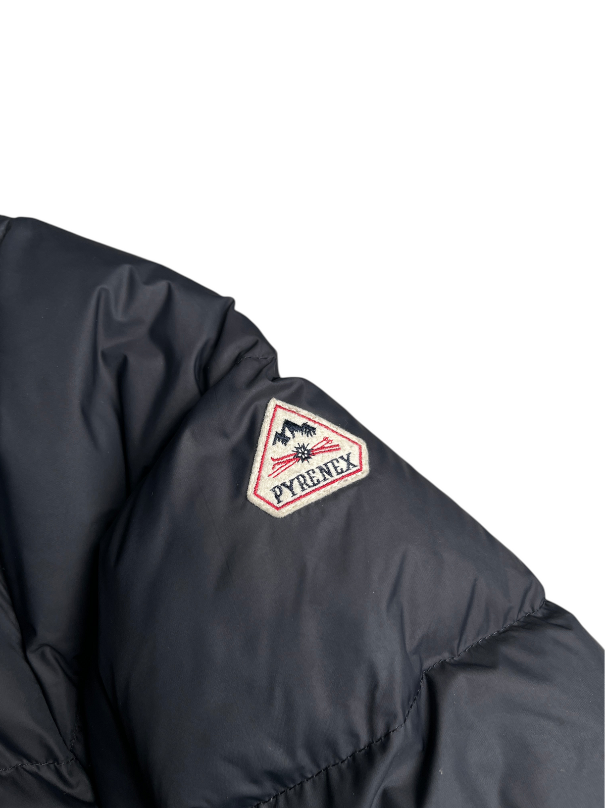 Doudoune noire vintage Pyrenex avec écusson logo sur la manche, disponible chez vinqo.store