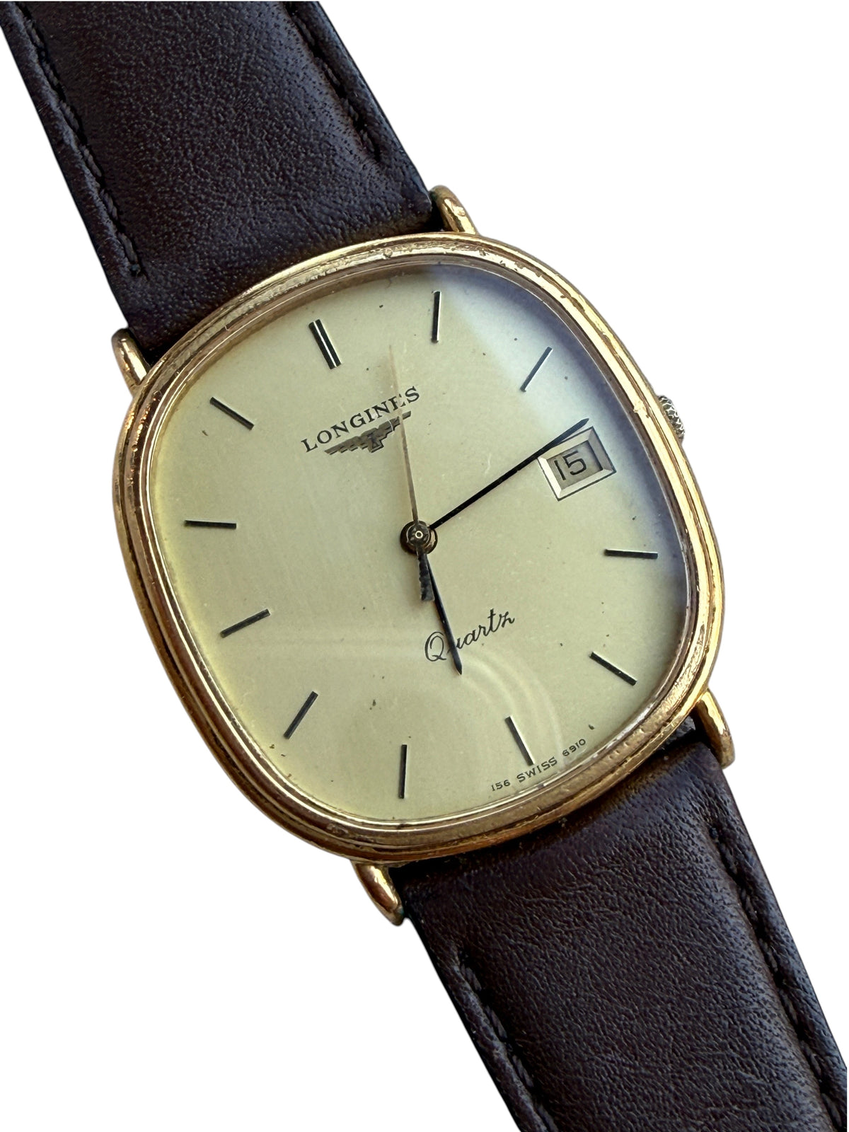 Montre vintage vinqo.store Longines tonneau à quartz, boîtier plaqué or, cadran champagne et bracelet en cuir marron.