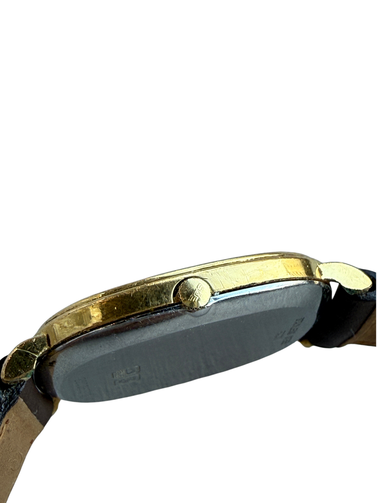 Vue latérale de la montre vintage vinqo.store Longines tonneau plaquée or avec couronne signée et bracelet cuir