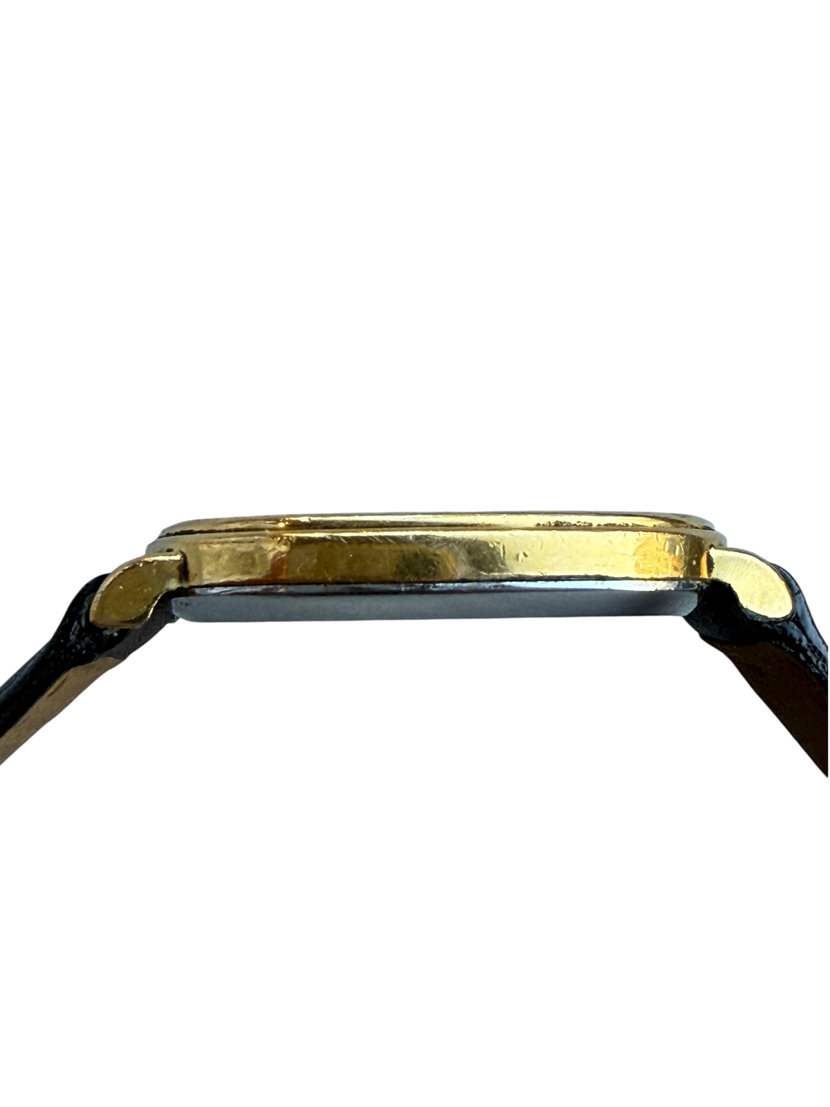 Vue de profil du boitier plaque or d'une montre vintage Longines Tonneau de vinqo.store avec bracelet en cuir noir