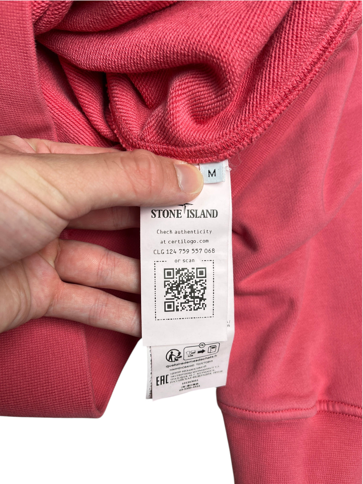 Étiquette intérieure d'authenticité d'un sweat vinqo.store Stone Island rose avec code QR et taille M