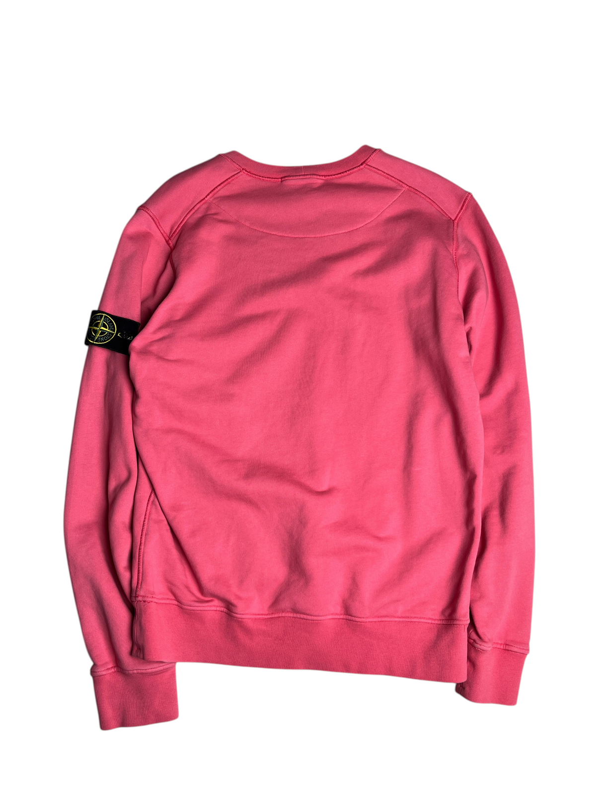 Sweat-shirt rose Stone Island vintage avec badge emblématique sur la manche, proposé par vinqo.store