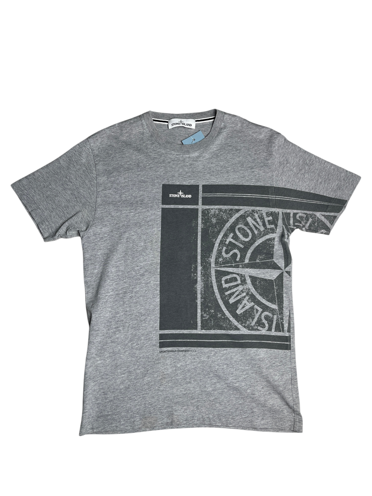 T-shirt gris chiné Stone Island avec grand logo imprimé vintage sur le devant, disponible chez vinqo.store