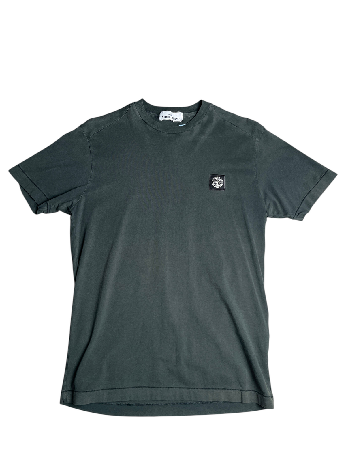 T-shirt Stone Island vert foncé en coton avec écusson logo sur la poitrine, disponible chez vinqo.store