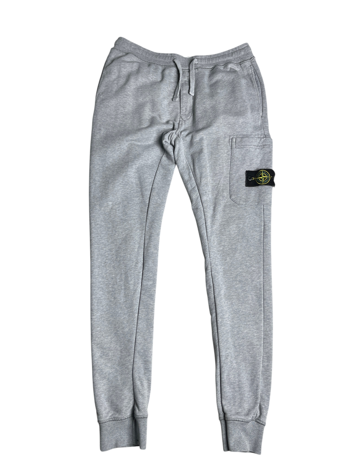 Pantalon de jogging gris chiné vinqo.store avec écusson Stone Island sur la poche latérale et taille élastique