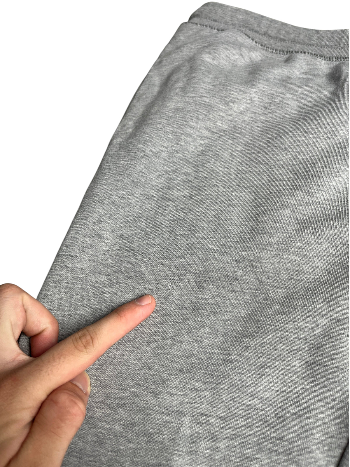 Pantalon de jogging gris vinqo.store en coton avec un léger défaut visible sur le tissu