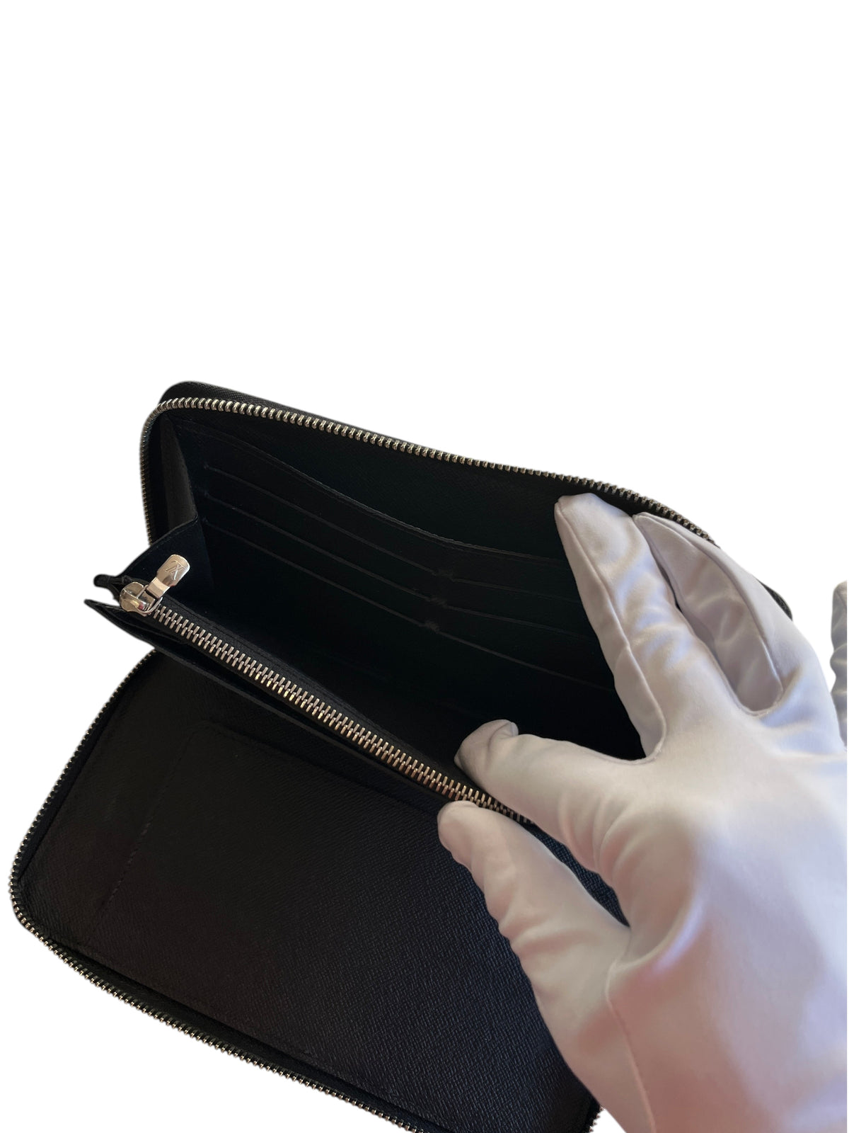 Portefeuille Louis Vuitton Zippy noir ouvert avec fermeture éclair argentée, présenté par vinqo.store