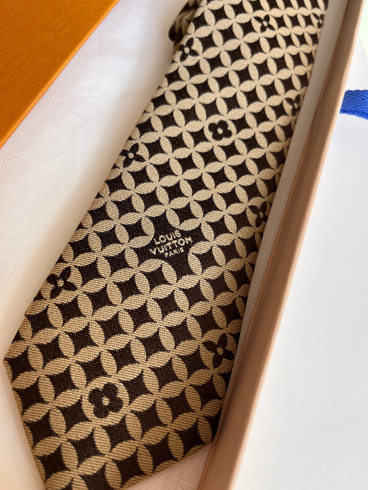 Cravate vinqo.store Louis Vuitton X Nigo Dandy en soie marron et beige avec motif monogramme géométrique