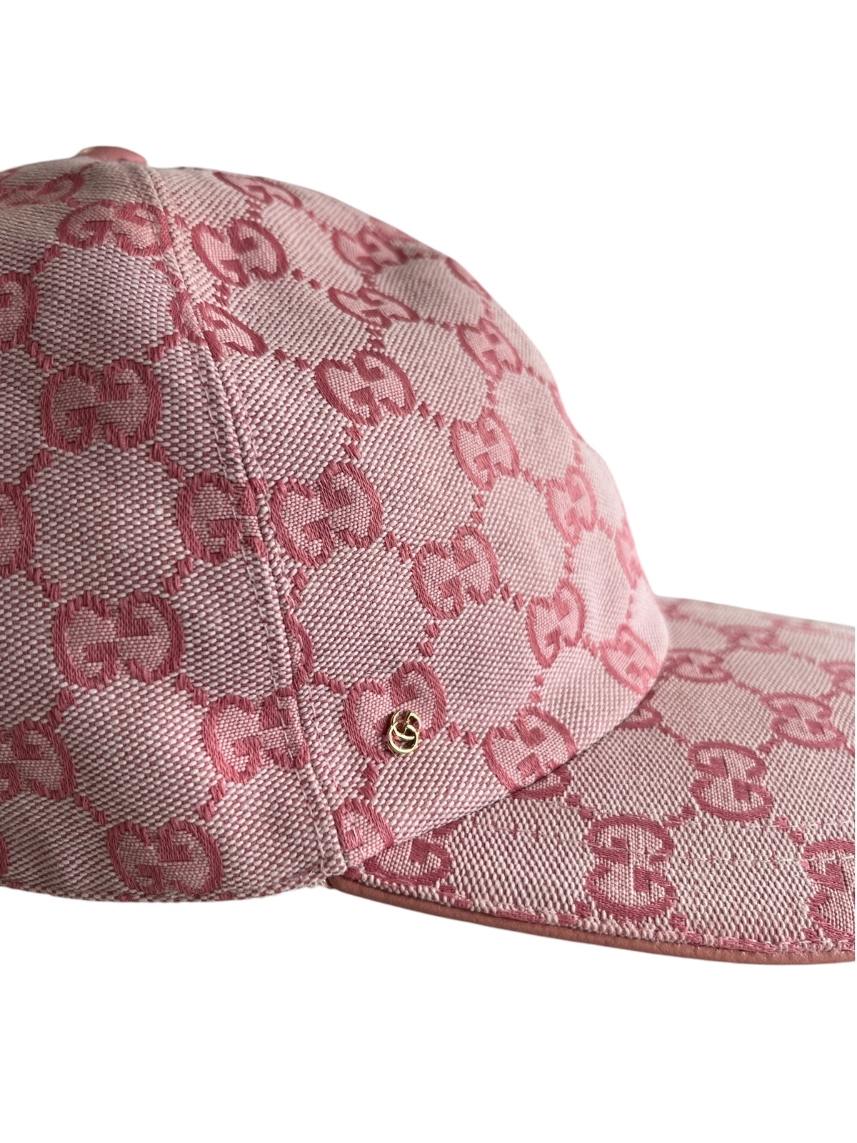 Casquette Gucci rose en toile monogrammée avec logo GG métallique, taille L, vendue par vinqo.store