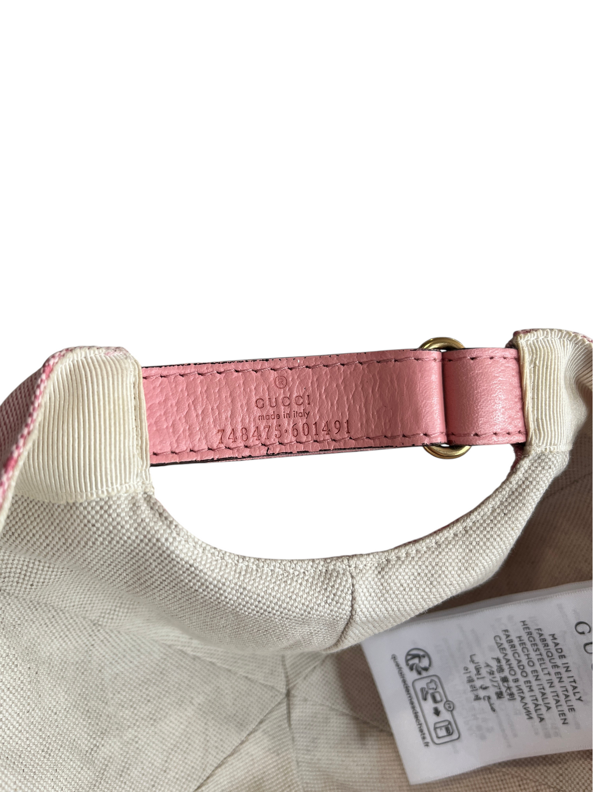 Détail de la bride arrière en cuir rose avec logo Gucci gravé sur une casquette vinqo.store
