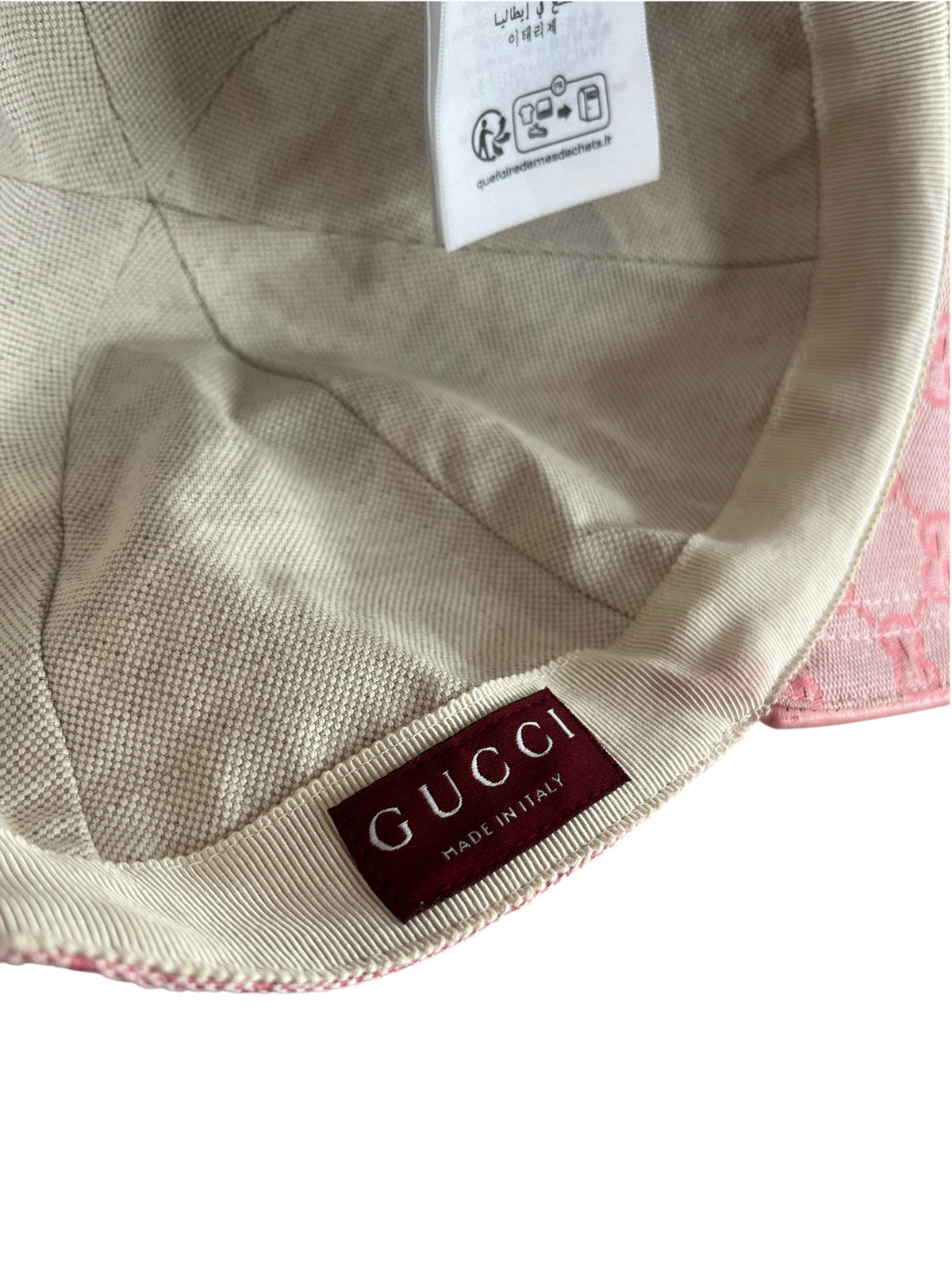 Etiquette intérieure Gucci Made in Italy sur une casquette rose de la boutique vinqo.store