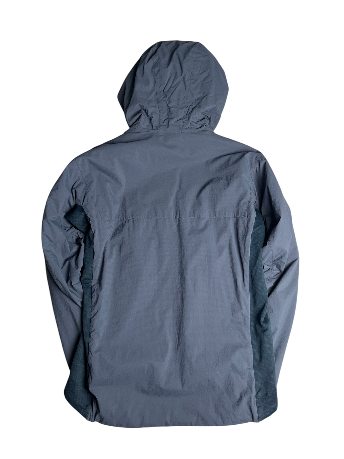 Vue arrière de la veste technique Arc'teryx Atom LT bleu gris avec capuche, vendue par vinqo.store