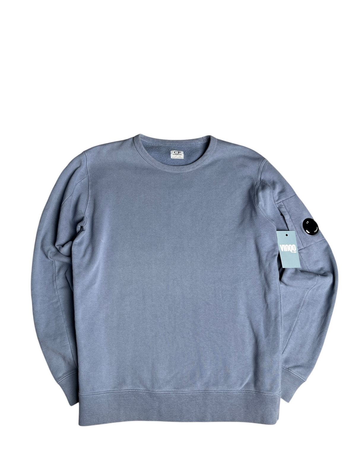 Sweat-shirt bleu C.P. Company avec poche sur la manche et logo emblématique, disponible chez vinqo.store