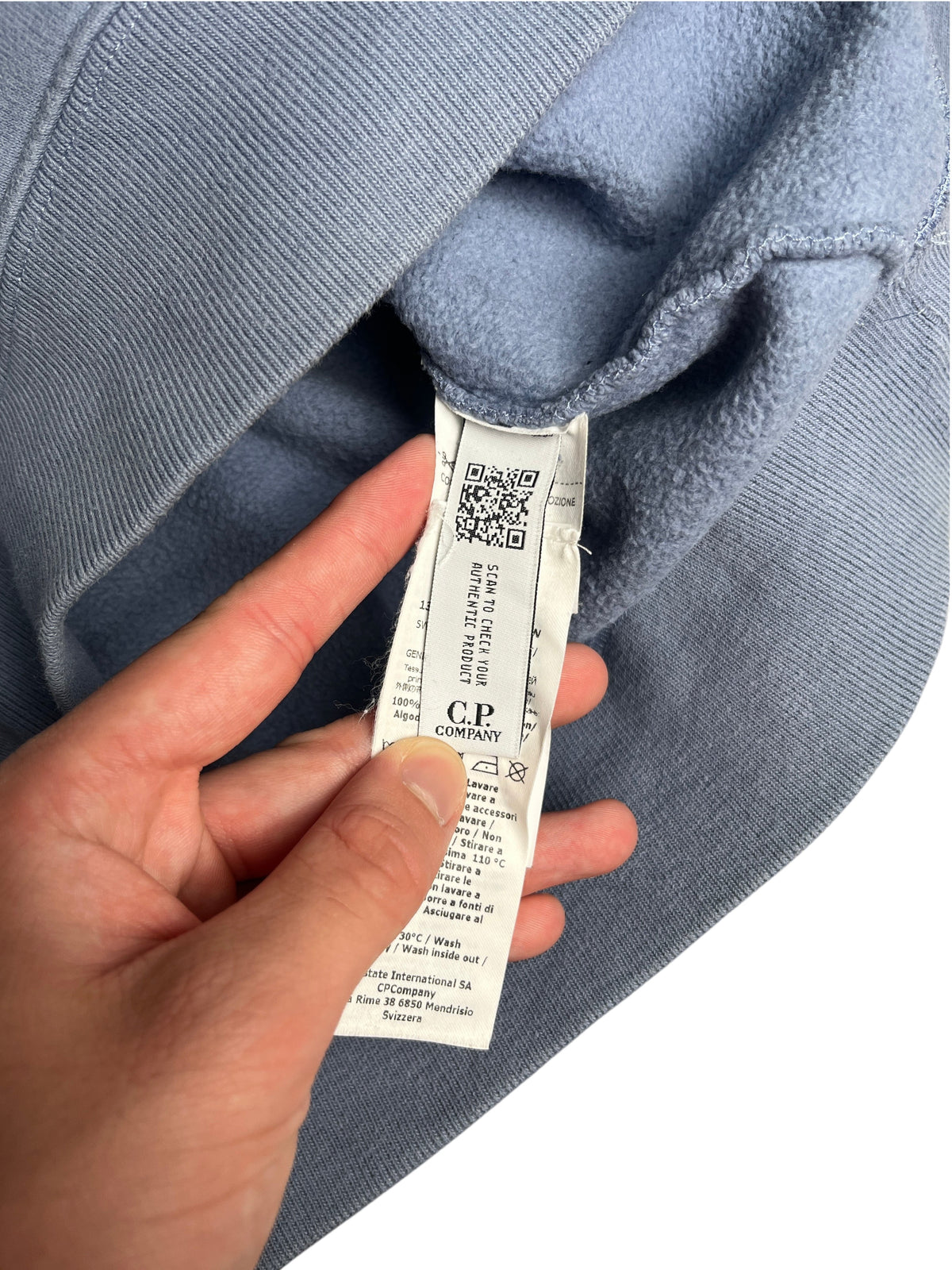 Étiquette d'authenticité intérieure d'un sweat bleu C.P. Company chez vinqo.store