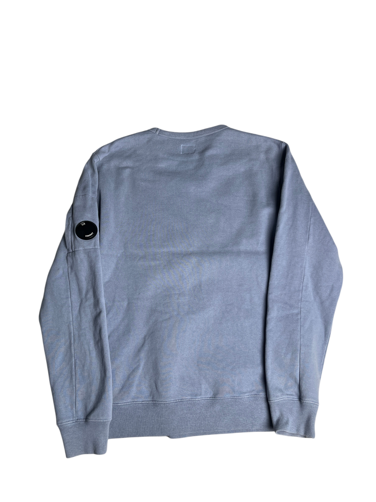 Sweat-shirt bleu vinqo.store avec poche emblématique sur la manche et logo C.P. Company, vue arrière