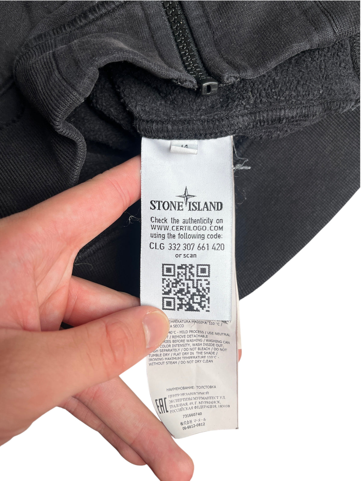 Étiquette intérieure d'authenticité Stone Island avec code Certilogo sur un sweat à capuche noir de vinqo.store