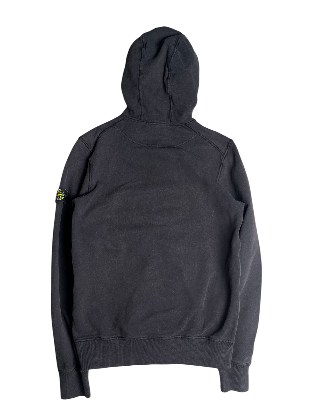 Sweat à capuche noir Stone Island de vinqo.store avec écusson emblématique sur la manche, taille 14 ans