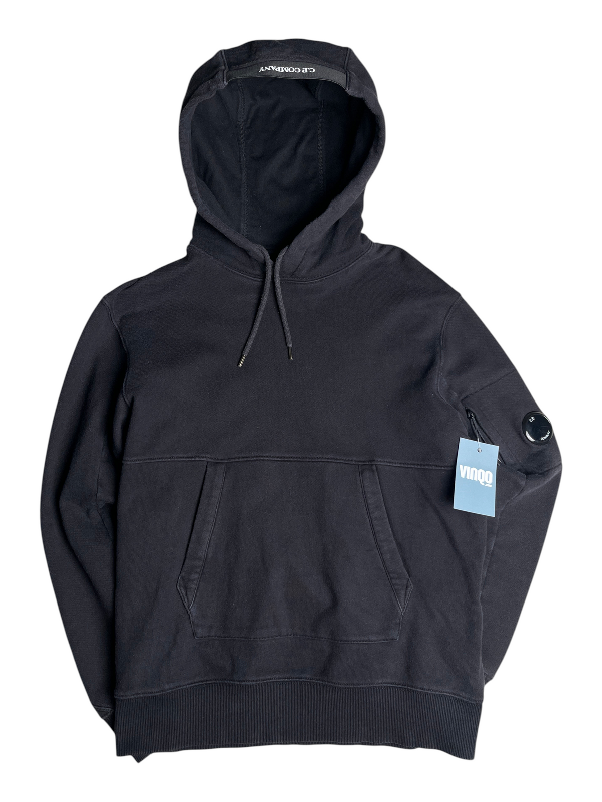 Sweat à capuche noir vinqo.store avec poche kangourou, logo sur la capuche et détail de manche emblématique