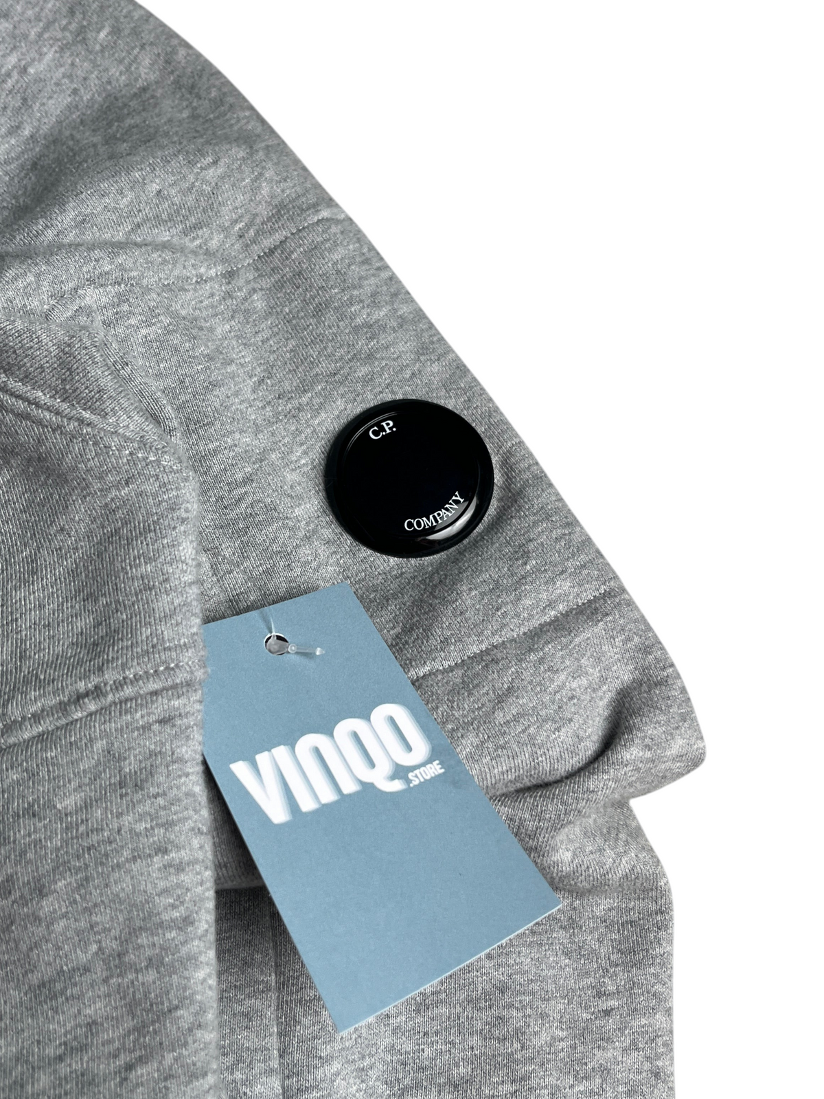 Sweat à capuche gris chiné vinqo.store avec le logo emblématique C.P. Company sur la manche
