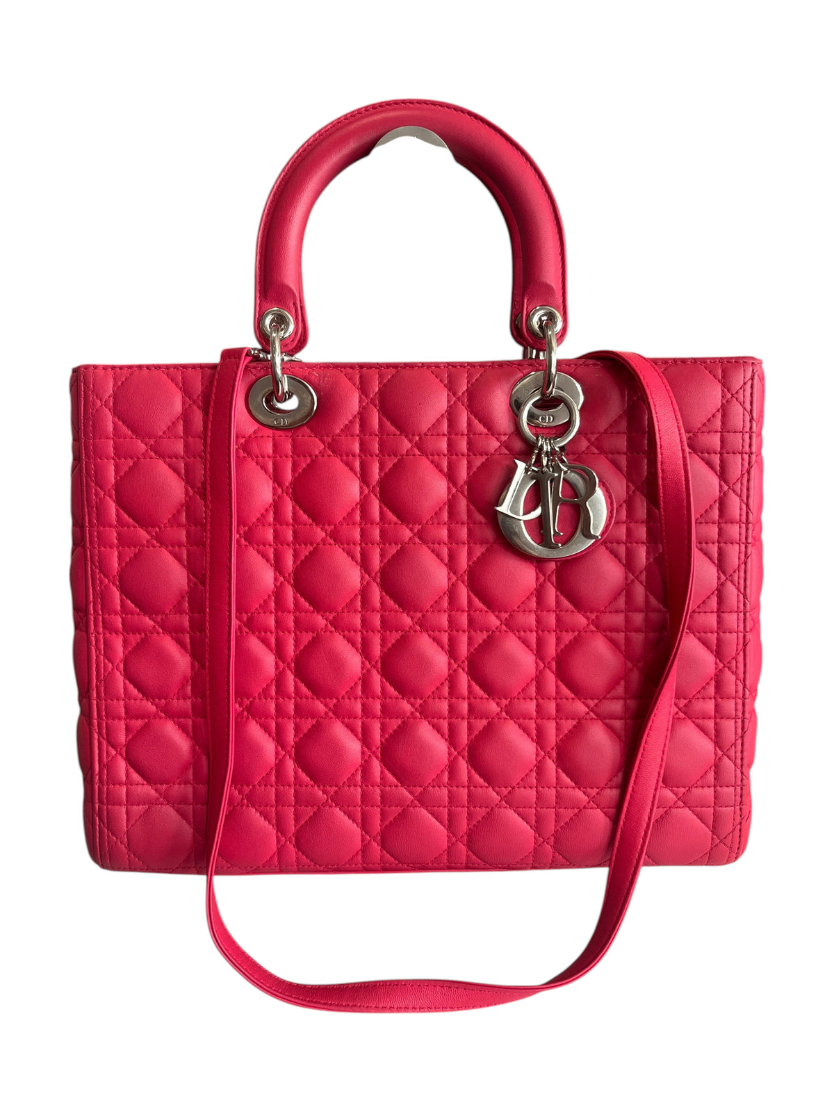 Sac Lady Dior Large vinqo.store en cuir rose matelassé avec finitions en métal argenté et charms signature