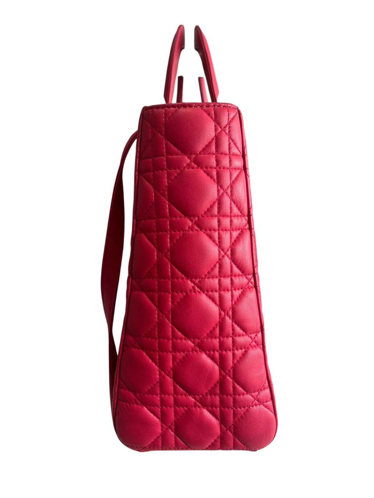 Vue latérale du sac Lady Dior Large rose en cuir avec motif matelassé cannage iconique de vinqo.store