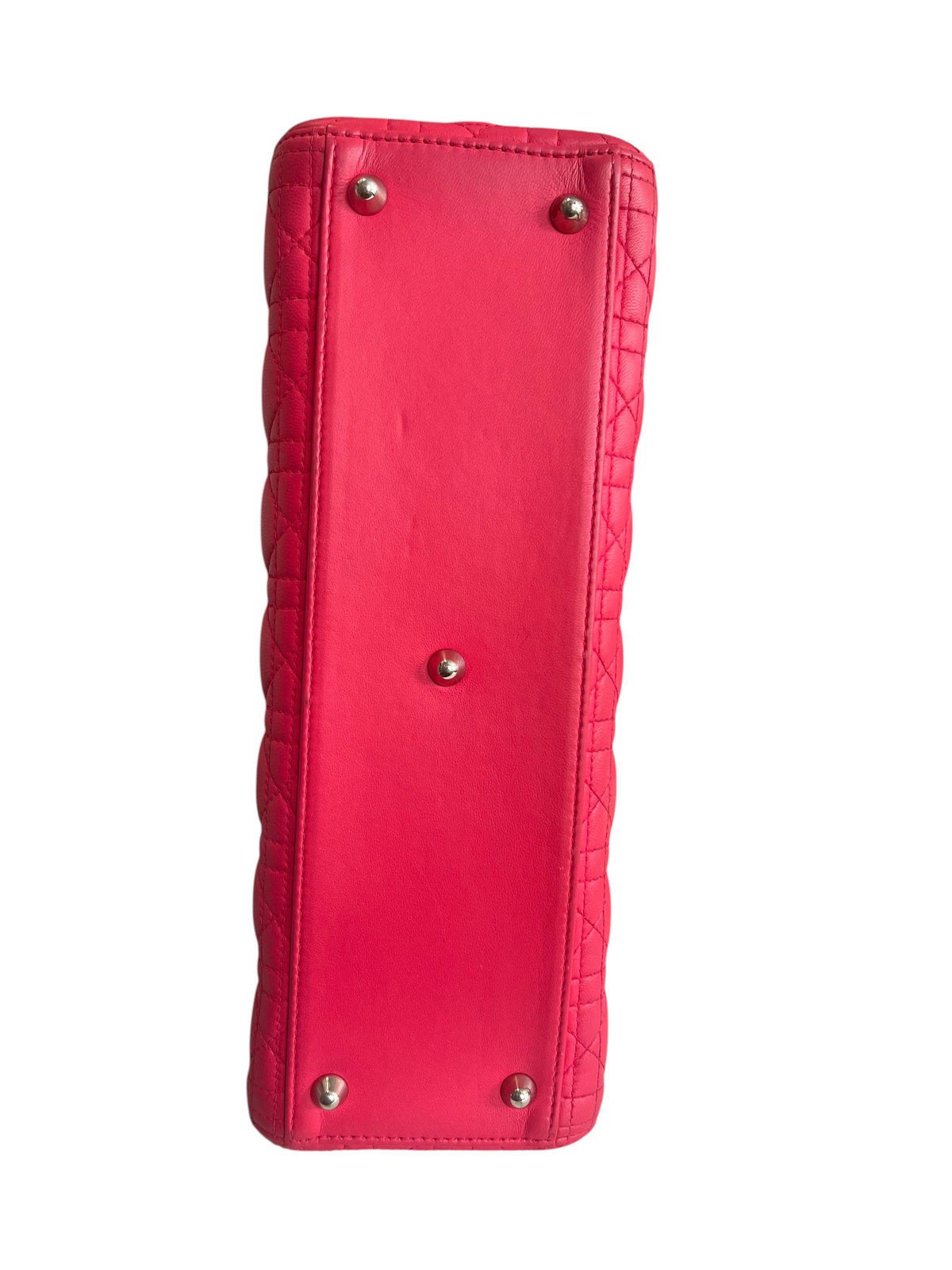 Base du sac Lady Dior Large vinqo.store en cuir rose matelassé avec pieds de protection argentés