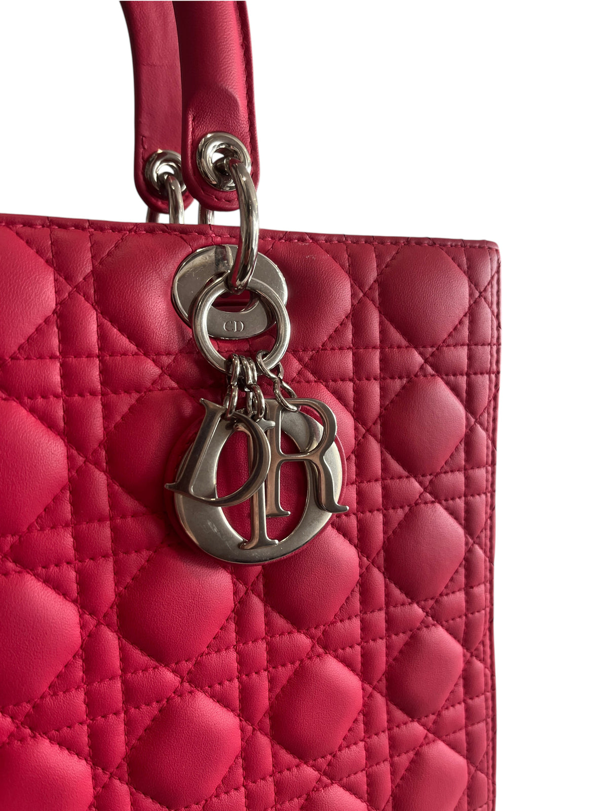 Sac Lady Dior Large vinqo.store en cuir matelassé rose vif avec charms argentés emblématiques