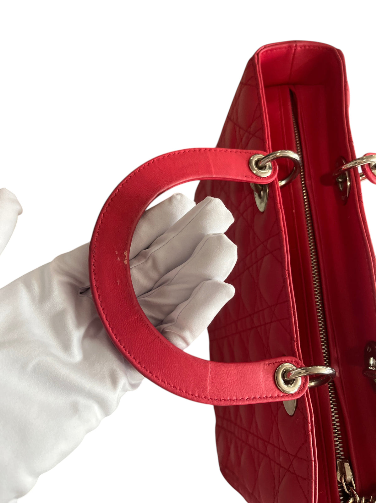 Sac Lady Dior Large rouge en cuir matelassé avec anses rigides, proposé par vinqo.store