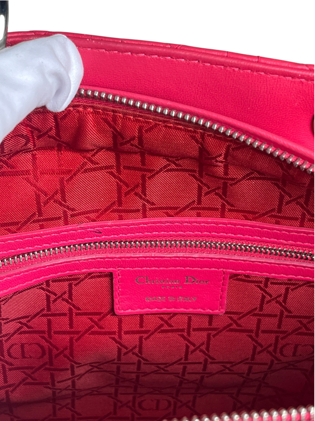 Intérieur du sac vinqo.store Lady Dior Large en cuir rose avec doublure monogrammée et étiquette Christian Dior