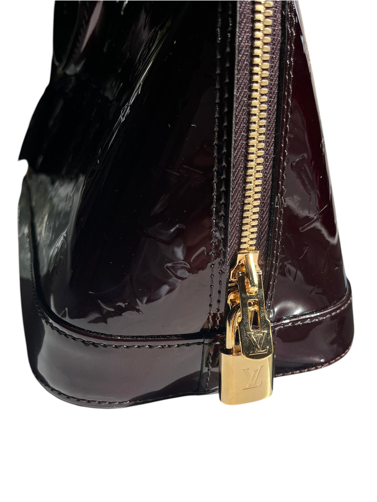 Sac Louis Vuitton Alma PM Verni violet en cuir verni brillant avec cadenas doré, disponible chez vinqo.store