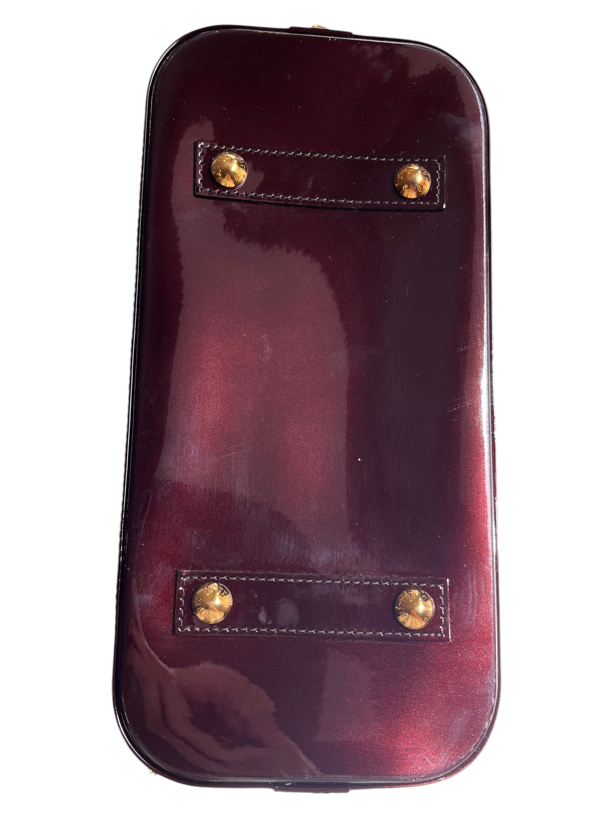 Dessous du sac Louis Vuitton Alma PM Verni violet en cuir verni brillant avec pieds de protection dorés vinqo.store
