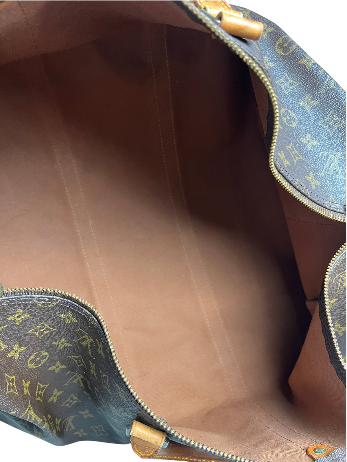 Intérieur spacieux du sac de voyage vintage vinqo.store Louis Vuitton Keepall 55 en toile monogram marron