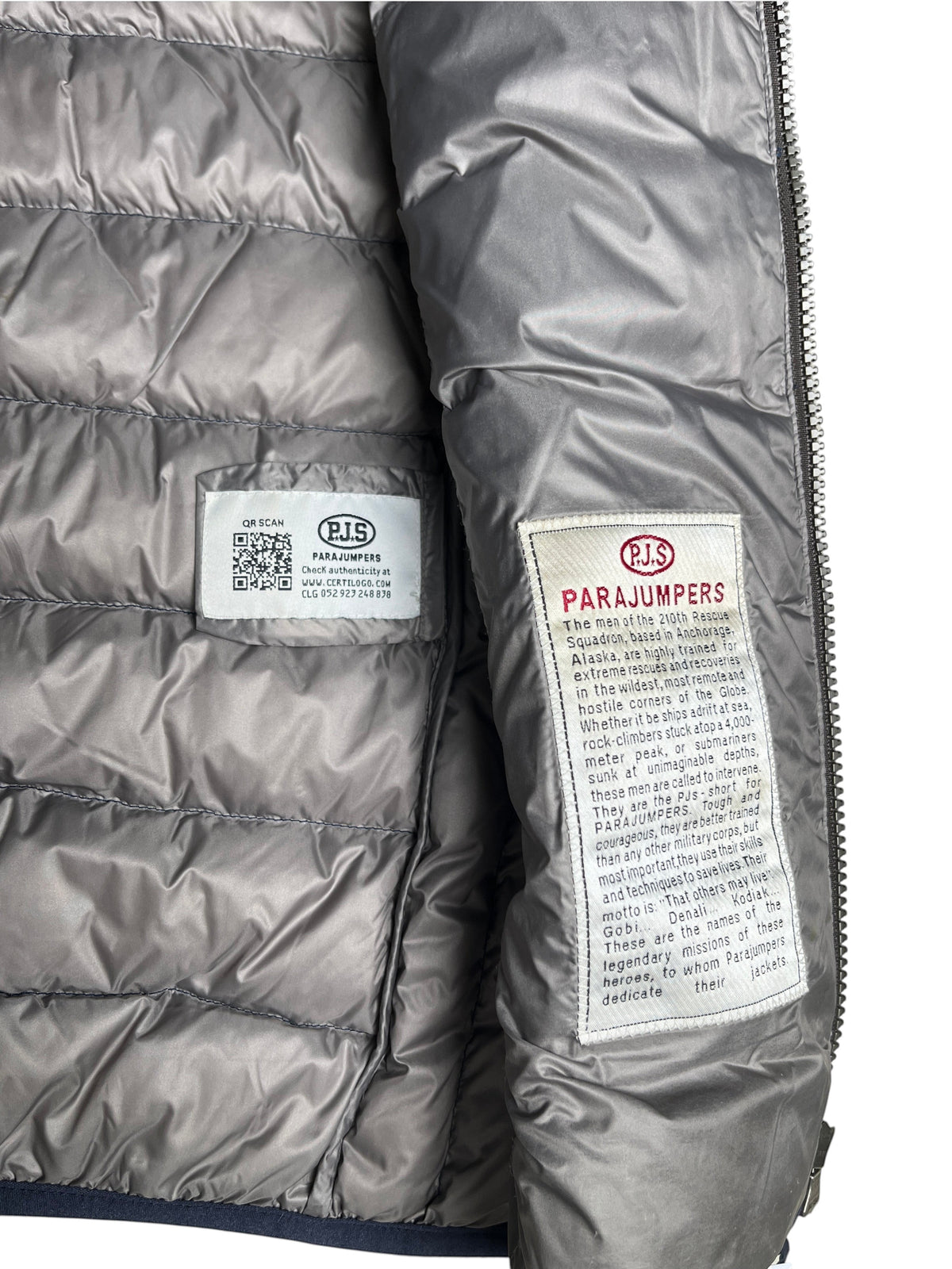 Doublure intérieure grise d'une doudoune vinqo.store Parajumpers avec étiquette descriptive et code QR d'authenticité