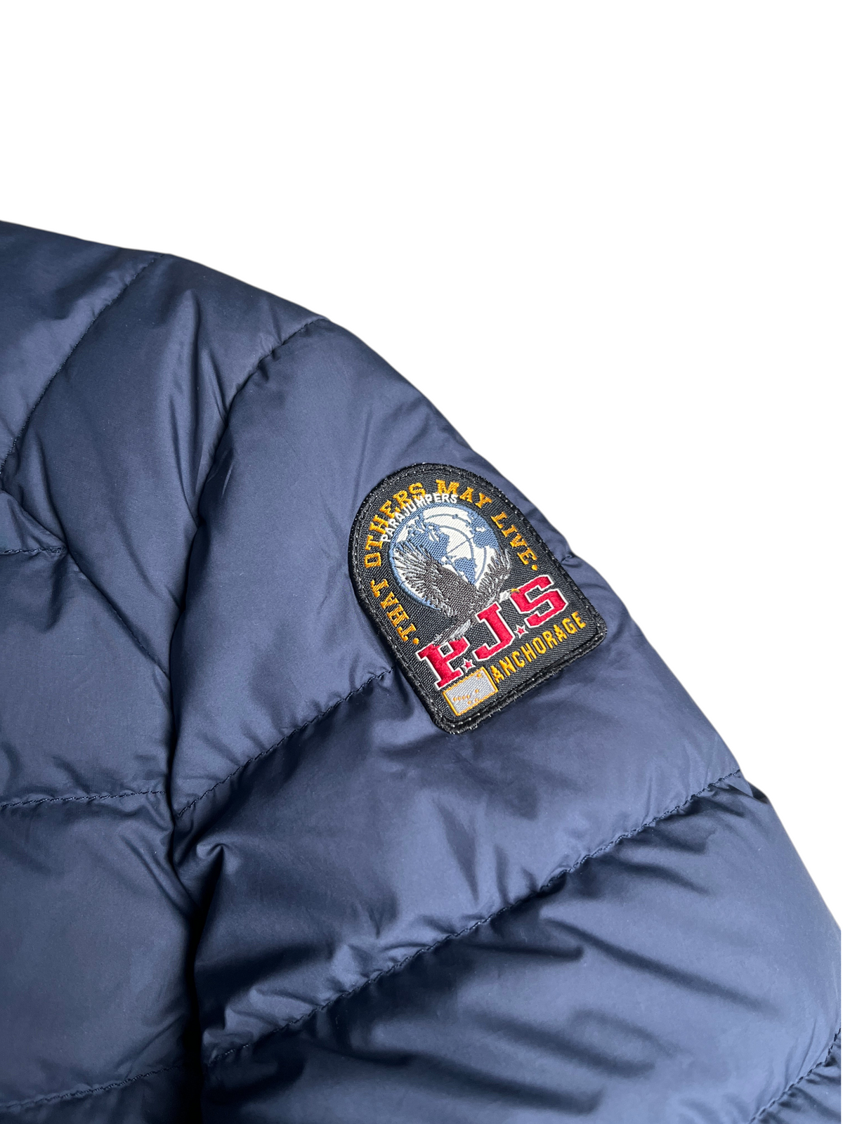 Doudoune bleu marine vinqo.store avec écusson brodé Parajumpers sur la manche