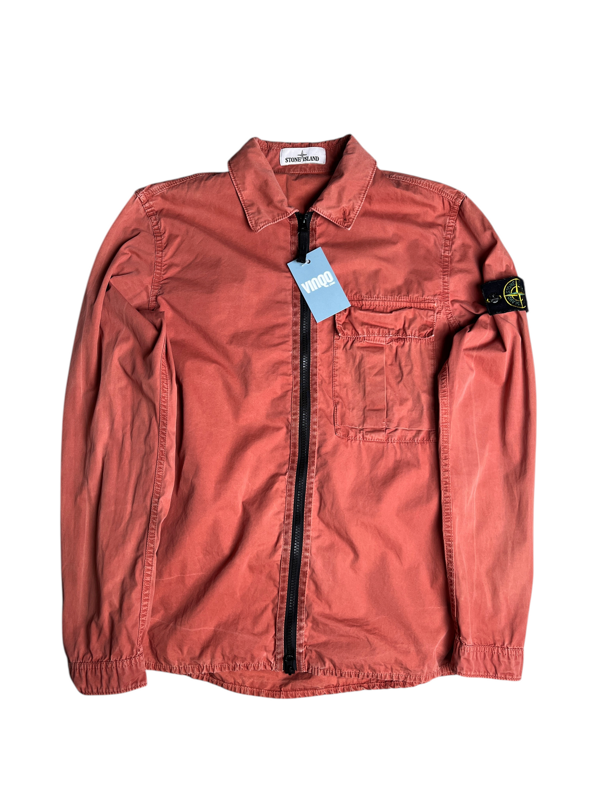 Surchemise vinqo.store Stone Island rouge délavé avec fermeture éclair noire et écusson emblématique sur la manche