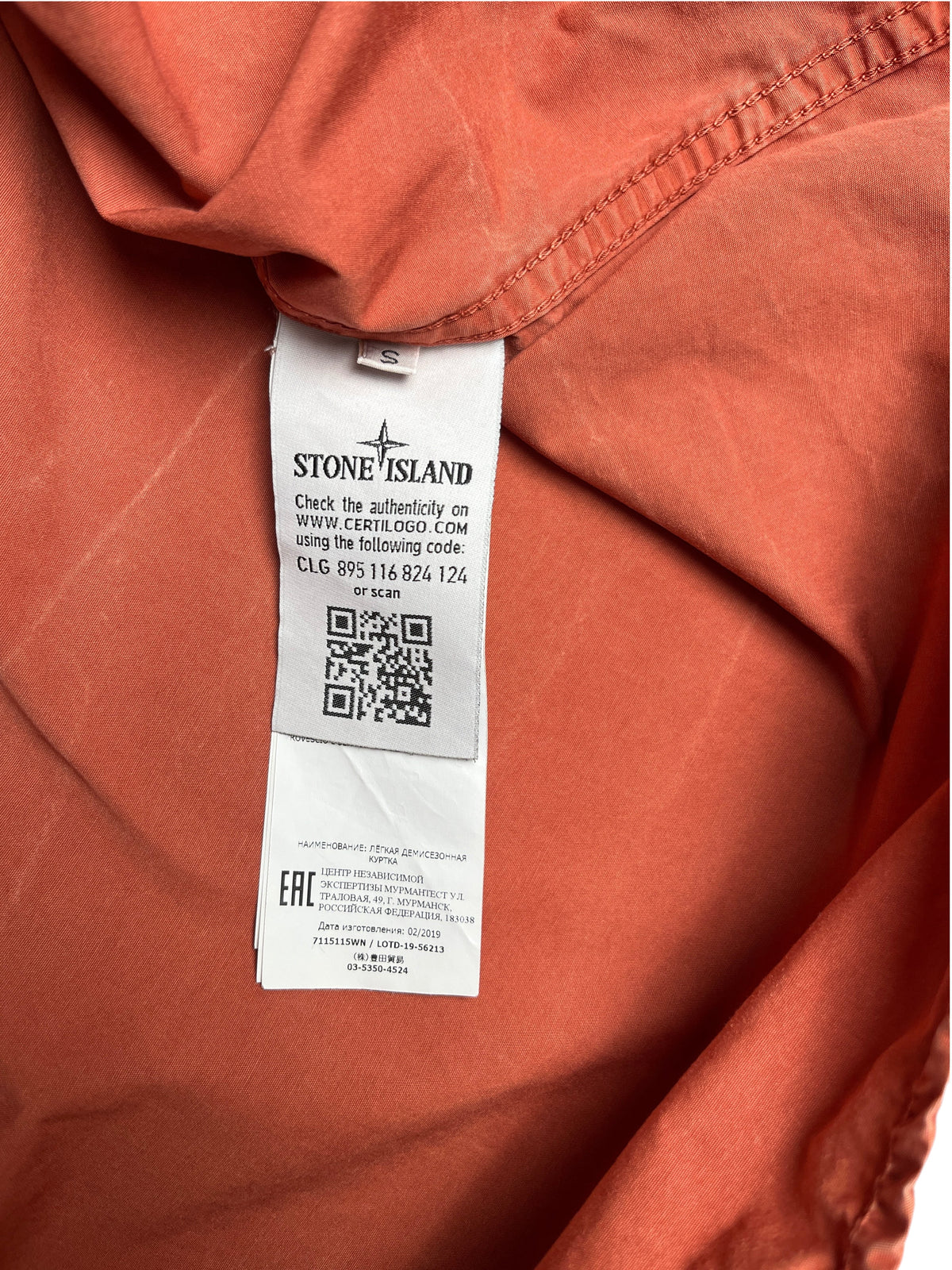 Étiquette intérieure d'une surchemise vinqo.store Stone Island orange avec code d'authenticité Certilogo et QR code
