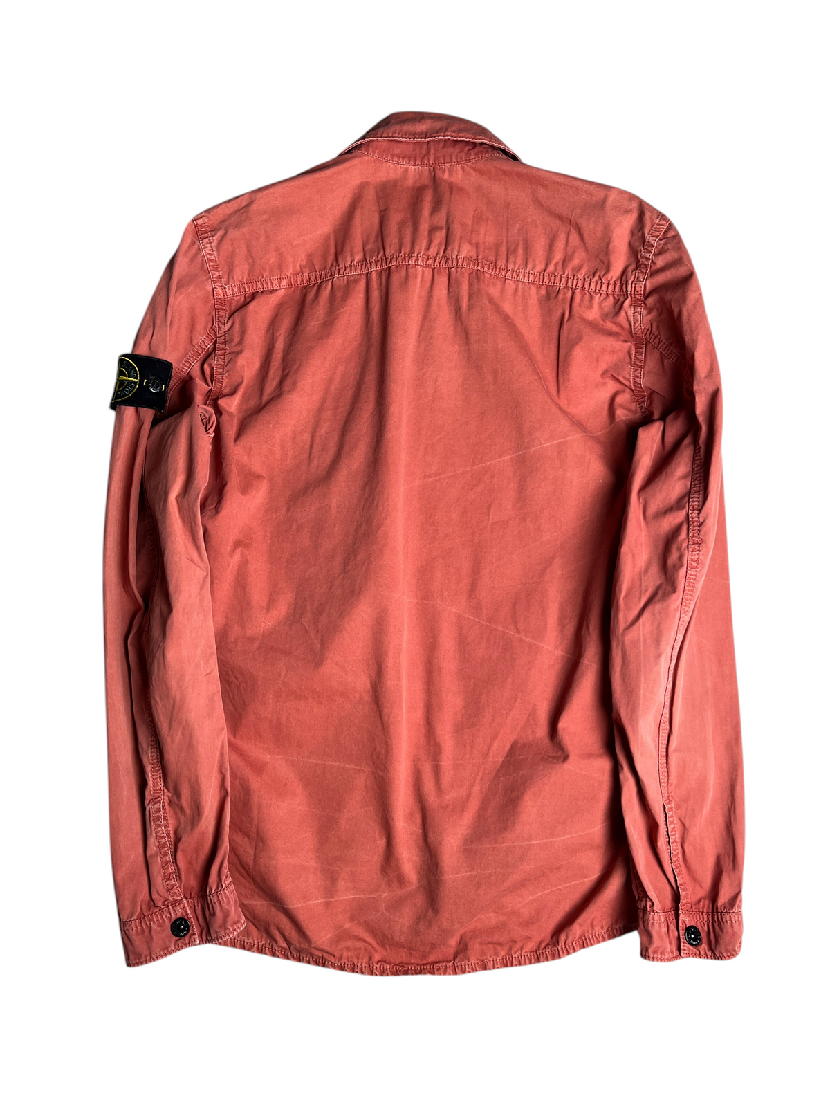 Overshirt vinqo.store rouge en coton avec badge logo sur la manche, vue arrière