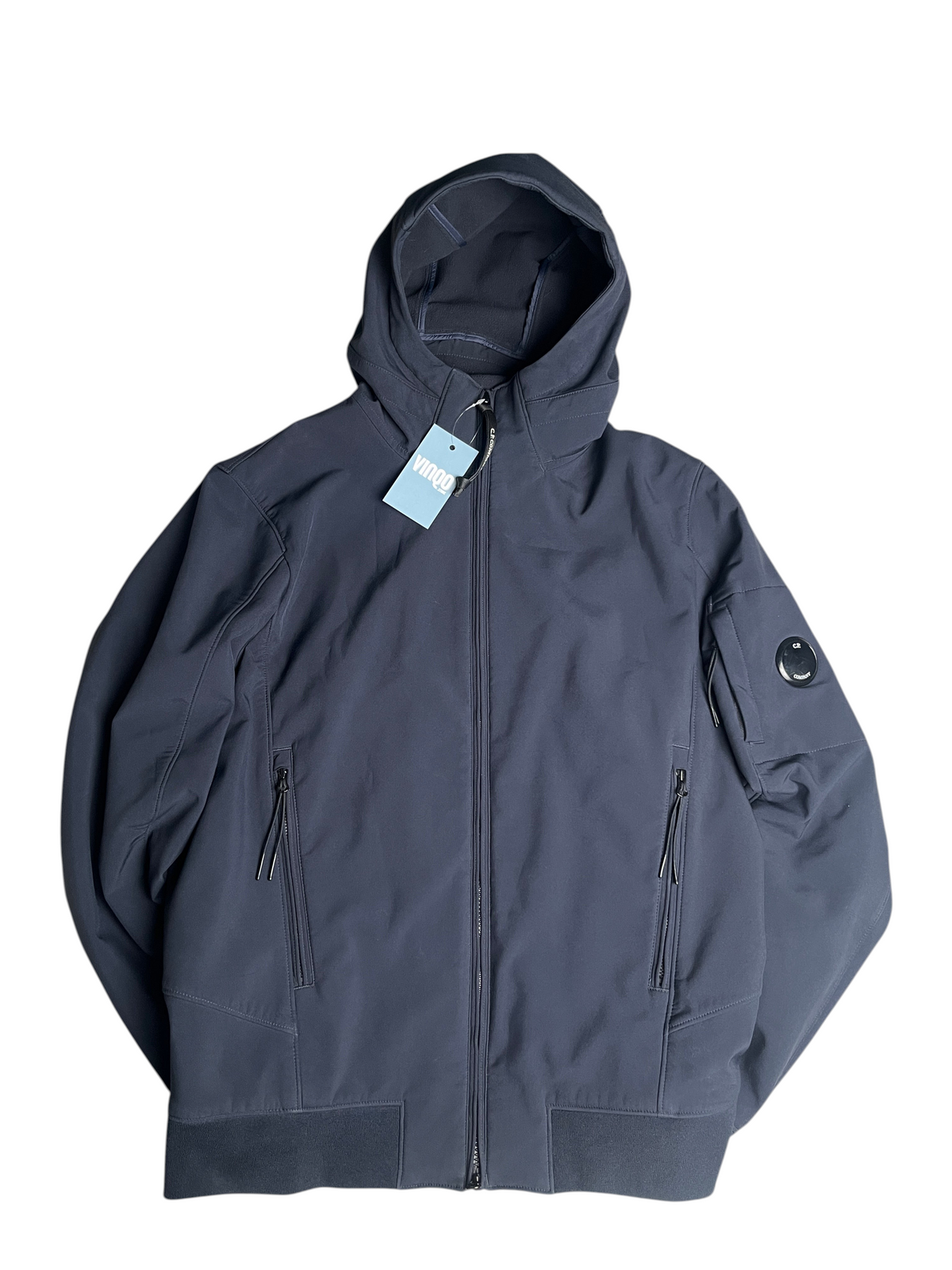 Veste softshell bleu marine C.P. Company avec capuche et poche sur la manche, vendue par vinqo.store
