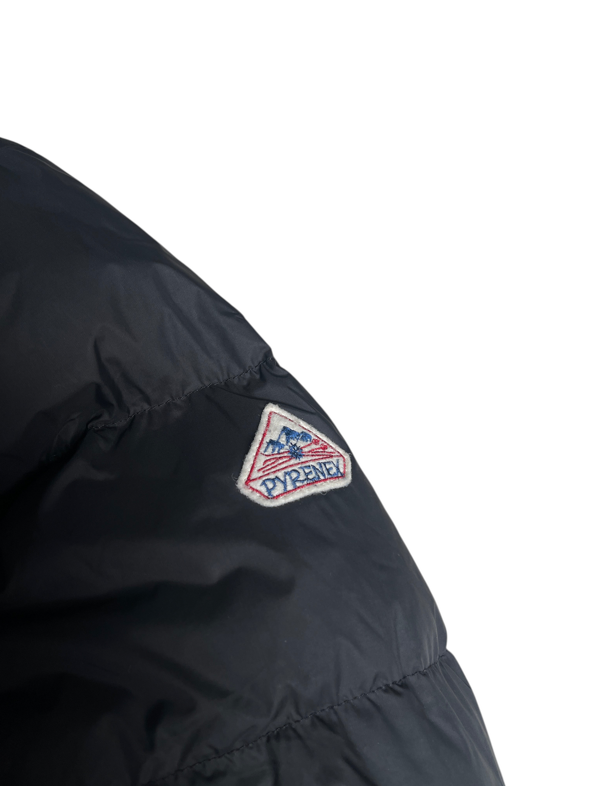 Détail du logo brodé Pyrenex sur la manche d'une doudoune noire vinqo.store