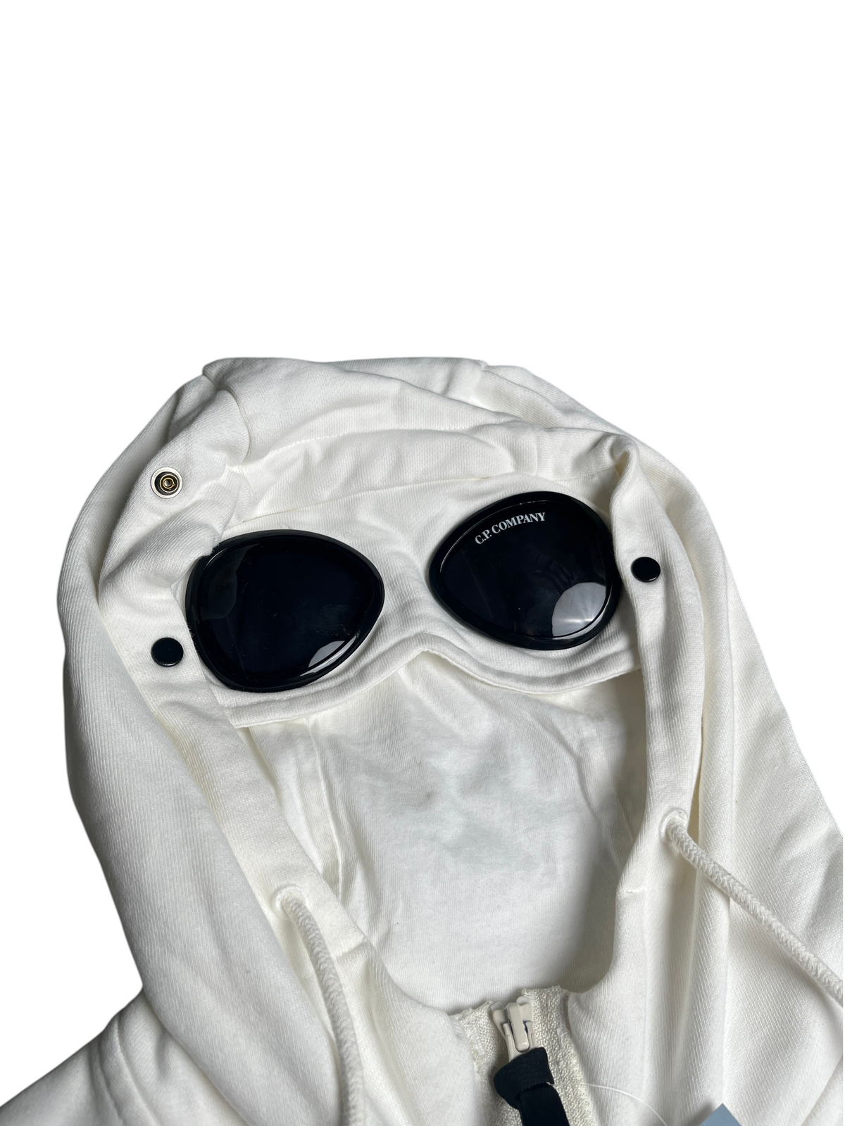 Veste blanche à capuche C.P Company avec lunettes intégrées sur la capuche, style vintage par vinqo.store