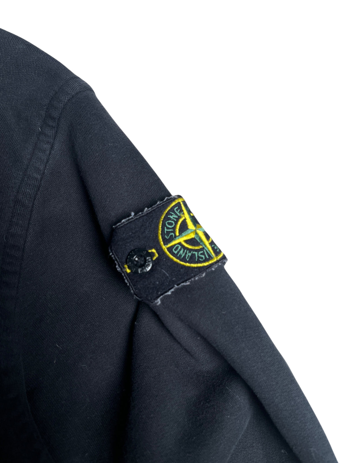 Sweat-shirt noir vinqo.store avec écusson Stone Island emblématique sur la manche