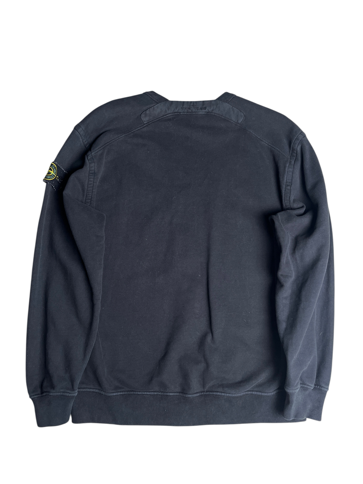 Sweat-shirt noir Stone Island vintage avec écusson emblématique sur la manche, proposé par vinqo.store