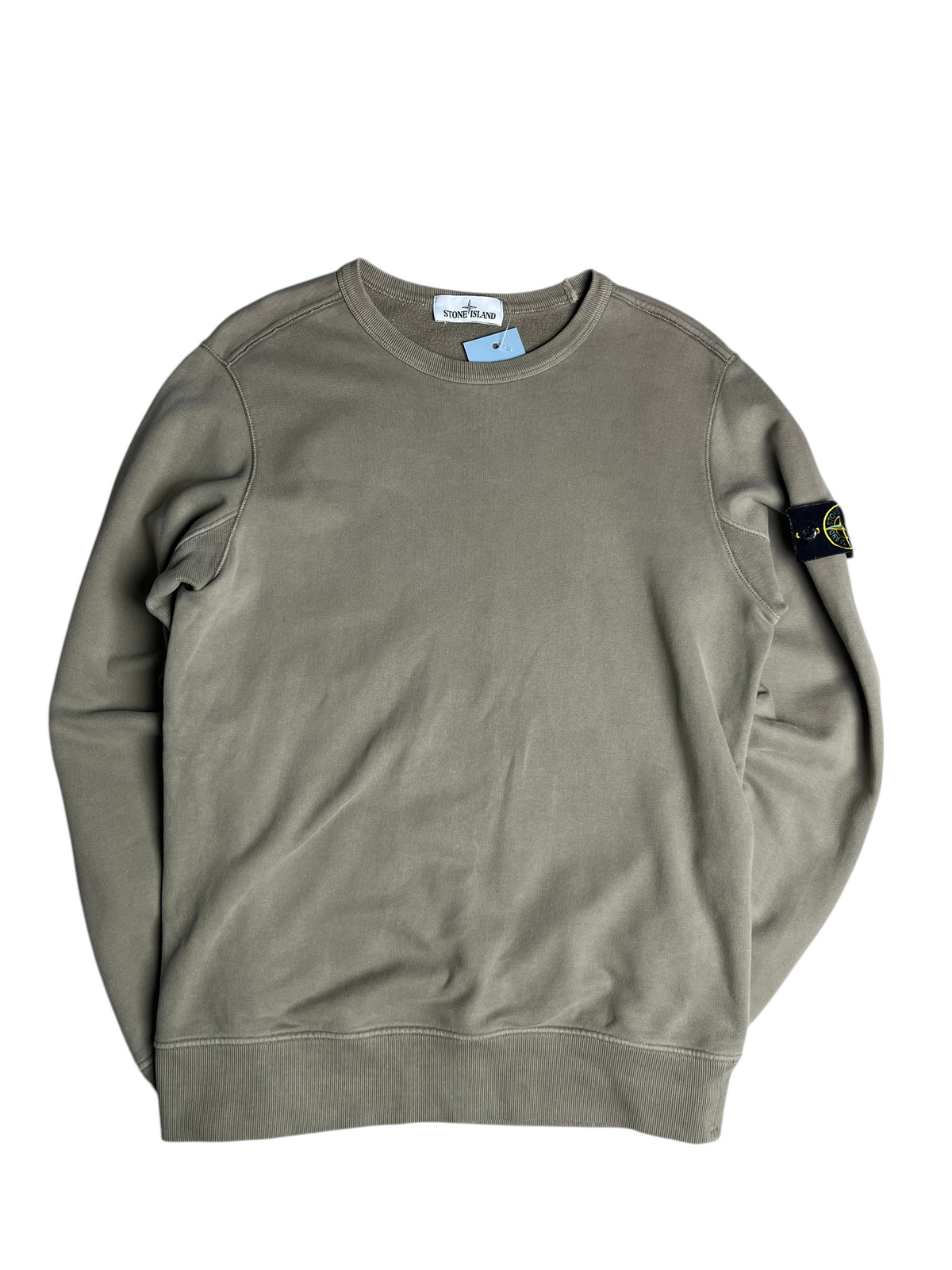 Sweat-shirt vintage Stone Island kaki avec écusson emblématique sur la manche, proposé par vinqo.store
