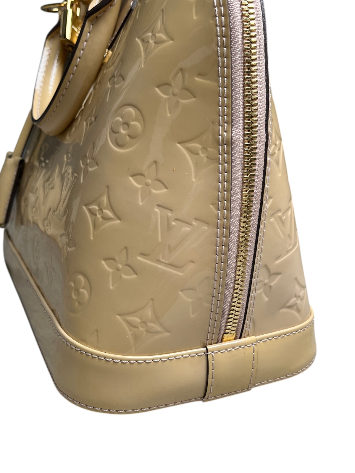 Sac à main Louis Vuitton Alma PM Verni beige en cuir verni monogrammé avec détails dorés chez vinqo.store