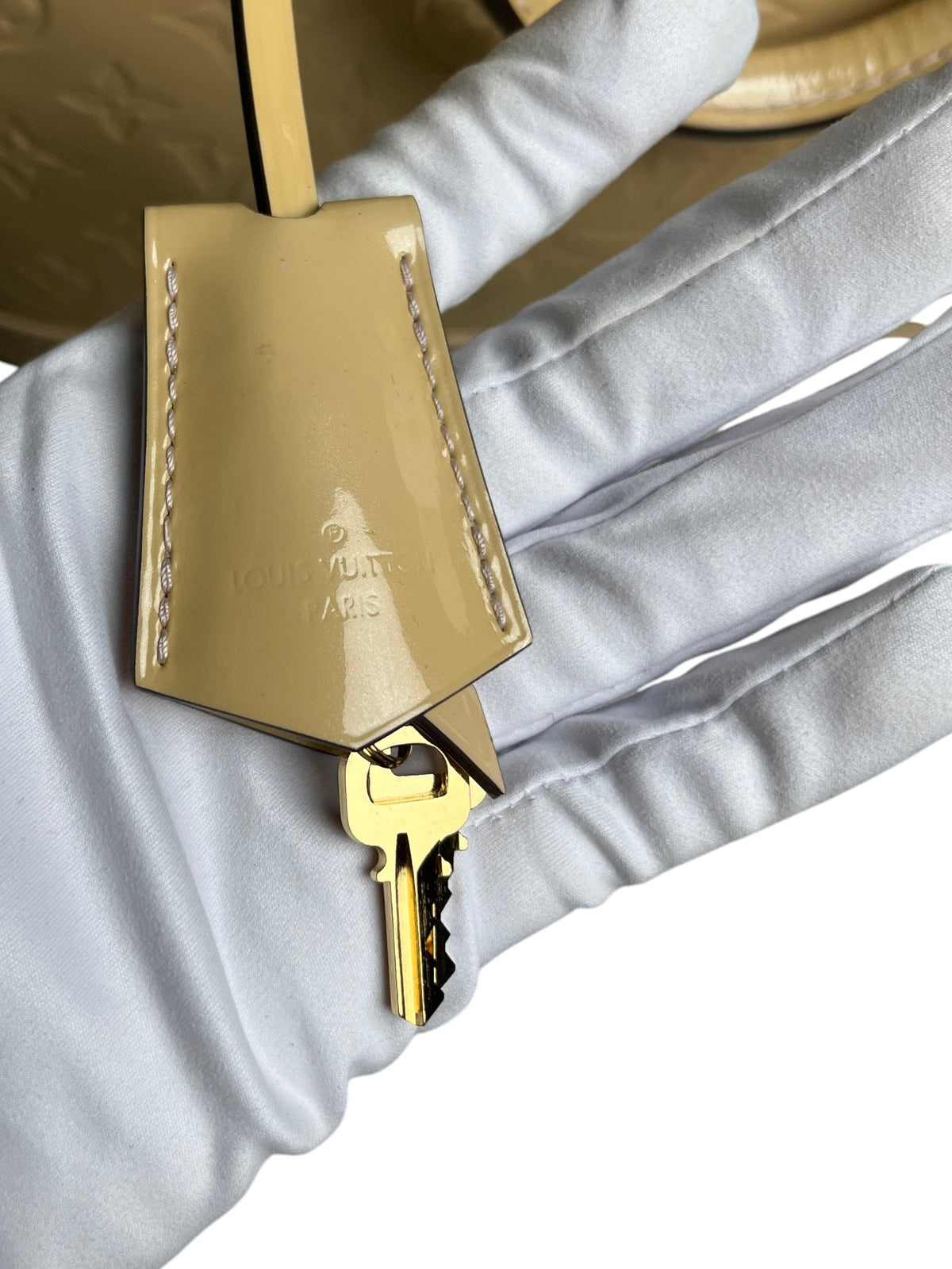 Clochette en cuir verni beige avec clé pour sac Louis Vuitton Alma PM de vinqo.store