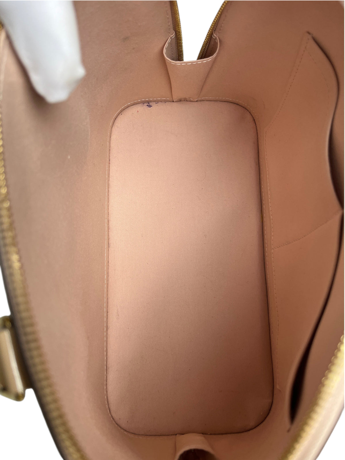 Intérieur beige du sac Louis Vuitton Alma PM Verni de vinqo.store avec doublure en tissu et poches latérales