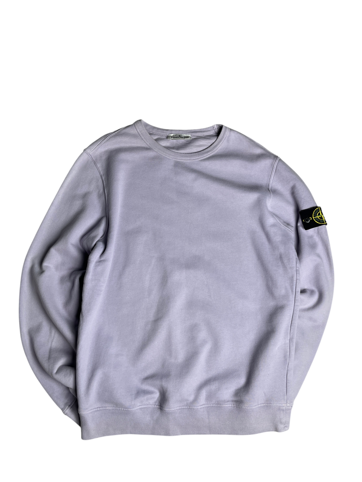 Sweat-shirt Stone Island violet en coton avec écusson emblématique sur la manche, vendu par vinqo.store