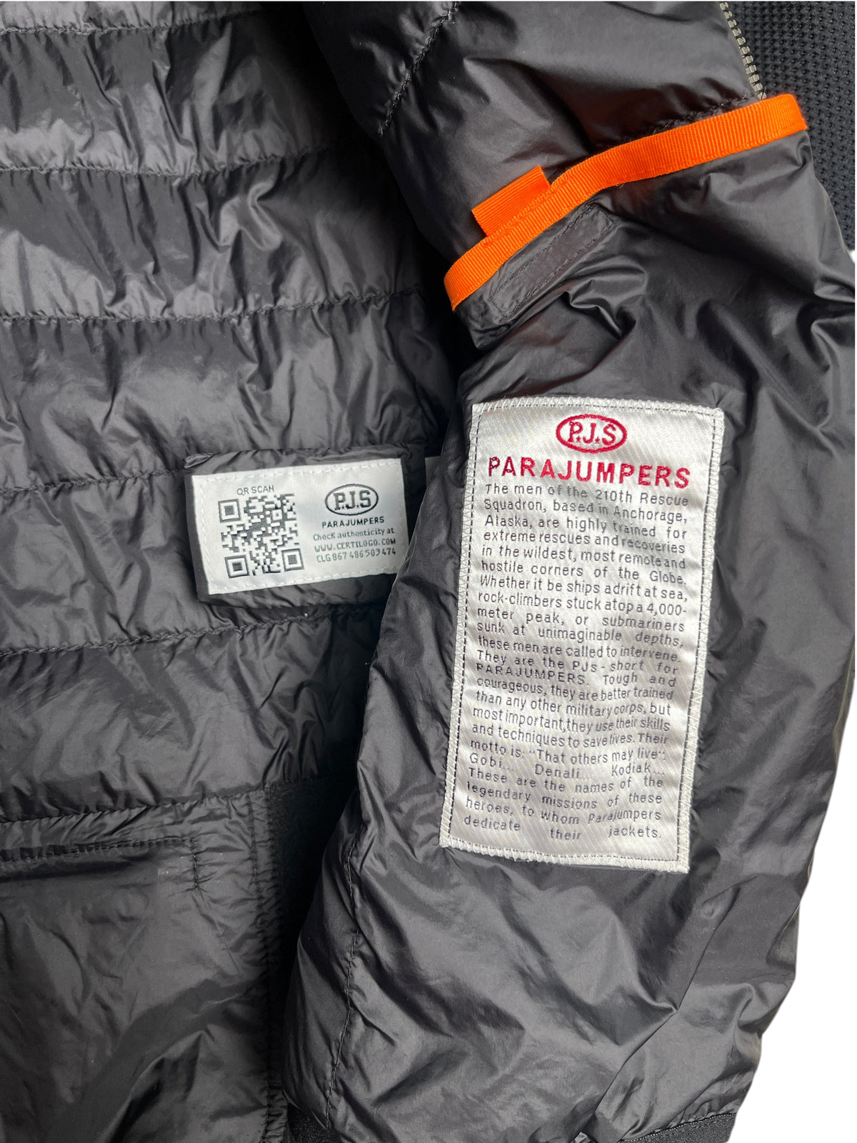 Détail de l'étiquette intérieure et du code QR d'authenticité d'une veste vinqo.store Parajumpers noire