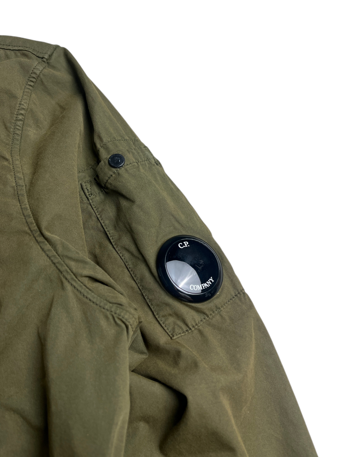 Surchemise kaki vinqo.store avec poche sur la manche et emblématique lentille noire C.P. Company